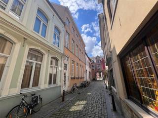 <p><span>Quelques chambres sont encore disponibles dans cette maison d'étudiants rénovée pour l'année académique 2025-2026 ! Cette chambre confortable avec son propre lavabo, située au rez-de-chaussée, a une superficie de 14,5 m² et est meublée. Il y a une salle de bain spacieuse commune avec baignoire, une salle de douche et une cuisine moderne. En outre, il y a une belle cour de ville, adjacente à la Dijle, et un abri à vélos couvert.</span></p><p><span>Cet immeuble du centre de Louvain est idéalement situé dans une rue sans voiture et à proximité du vieux marché et des campus universitaires.</span></p><p><span>Le loyer de cette chambre est de 450,00 euros + 40,00 euros (frais fixes) = 490,00 par mois.</span></p><p><span>N'hésitez pas à nous contacter rapidement si vous êtes toujours à la recherche d'une chambre d'étudiant abordable et bien rangée ! </span></p><p><span> </span></p>