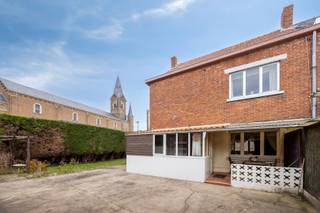 Deze woning is gelegen op een hoekperceel van de Kloosterberg met de Servatiusweg, zeer rustige ligging in Nerem met uitzicht over weiland.De woning...