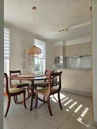 <p><span>KAPELSTRAAT 94 / 3.1 BOOM</span></p><p><span>Lichtrijk appartement met terras</span></p><p><span> </span></p><p><span>Dit lichtrijk appartement wordt </span><span>bemeubeld </span><span>verhuurd.</span></p><p><span>De ligging is alvast veelbelovend! De Schorre en Rupeldijk grenzen aan de site waardoor ontspanning en natuur nooit veraf zijn.</span></p><p><span>Bovendien ben je zo op de A12 en E19 om richting Antwerpen of Brussel te rijden.</span></p><p><span>Winkelen doe je op wandelafstand dankzij de naastgelegen supermarkt en het handelscentrum van Boom.</span></p><p><span> </span></p><p><span>Het appartement zelf is uiterst energiezuinig en hedendaags ingericht.</span></p><p><span>In de verhuurprijs zitten de gemeenschappelijke kosten </span><span>inbegrepen </span><span>alsook een </span><span>parkeerplaats</span><span>!</span></p><p><span> </span></p><p><span>In het gebouw is een afgesloten fietsenstalling en afvalberging aanwezig waarvan je gebruik kan maken.</span></p><p><span> </span></p><p><span>Een bezoek kan je aanvragen via onze website of via mail: <span>info@immodillen.be</span></span></p><p><span> </span></p>