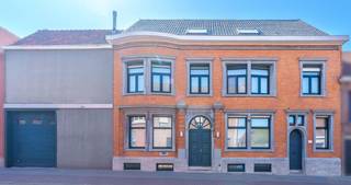Dit ruime en veelzijdige gebouw heeft in het verleden dienst gedaan als verzekeringskantoor en daarvoor als dokterspraktijk met apotheek...
