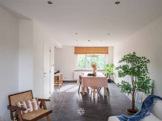<p><span>GENTBRUGGE - Lichtrijk duplex-appartement met 2 slaapkamers + mogelijkheid kinderkamer/bureau</span></p><p><span> </span></p><p><span>Gelegen in de Mellestraat 99 te Gentbrugge, vinden we deze instapklare duplex met twee slaapkamers. Dankzij de centrale ligging biedt dit appartement een toekomstgerichte woonopportuniteit, zowel voor eigen bewoning als voor wie op zoek is naar een interessante investering.</span></p><p><span> </span></p><p><span>De belangrijkste troeven:</span></p><p><span> </span></p><ul><li><span>Grote raampartijen en natuurlijke lichtinval</span></li><li><span>Vlotte verbinding naar het centrum, winkels en openbaar vervoer</span></li><li><span>Zuid geörienteerd terras met mogelijke uitbreiding tot 20 m</span><span><sup>2</sup></span></li><li><span>Geen gemeenschappelijke kosten</span></li><li><span>Twee volwaardige slaapkamers + mogelijkheid 3e kamer</span></li><li><span>Eigen aparte ingang</span></li><li><span>Aanwezigheid zolder met mogelijkheid extra isolatie te plaatsen</span></li></ul><p><span> </span></p><p><span> </span></p><p><span>Indeling: </span></p><p><span>Eigen aparte inkomhal met berging, leefruimte met open keuken, aangename zithoek, eetkamer en toegang tot het zonnig terras. </span></p><p><span>Badkamer met inloopdouche en dubbele lavabo. Op de verdieping bevinden zich twee ruime slaapkamers + mogelijkheid extra kamer/bureau. </span></p><p><span>Zolderberging</span></p><p><span> </span></p><p><span>Belangrijk: </span></p><p><span>Richtprijs: </span><span>299.000 EUR</span></p><p><span>EPC:</span><span> 334 kWh/m² jaar </span></p><p><span> </span></p><p><span>Interesse? contacteer Axel Lenaerts makelaars voor meer info via 09 245 24 24 of <span>hannelore@axellenaerts.be</span></span><span> </span></p><p><span> </span></p>