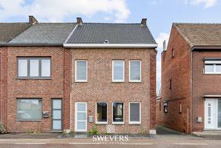 Interesse? Meer informatie op www.SWEVERS.be. - Deze volledig vernieuwde halfopen woning aan de Hasseltsesteenweg 37 in Hasselt biedt een...