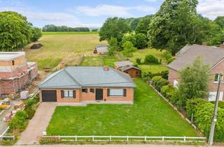 Nous avons le plaisir de vous présenter cette maison de plain-pied, située dans un environnement calme et rural, avec la disposition suivante :...