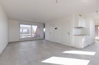 De grootste troef van dit appartement te koop zijn de zeer aangename, lichtrijke leefruimtes. Dankzij de grote glaspartijen geniet u de hele dag...