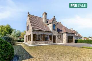 Ce bâtiment ouvert exceptionnellement spacieux et solidement construit situé dans la Herdersbruggestraat associe une abondance d'espace à un excellent score énergétique. La maison offre de nombreuses options. Situé dans la charmante ville de Dudzele, cet établissement bénéficie d'un emplacement résidentiel. Vous pouvez rejoindre la ville historique de Bruges en quelques minutes ou profiter de la brise marine sur la côte. <br /><br />La maison dispose d'une allée spacieuse et d'un garage intérieur, donc se garer à Dudzele ne pose aucun problème. Cela fait de cette propriété le point de départ idéal pour ceux qui recherchent des biens immobiliers de qualité dans la région.<br /><br />Dans<br /><br />Le bien est proposé selon la formule Pre-sale. Du 08/08/2026 09:00 au 15/08/2026 18:00, vous pouvez visiter le bien sur rendez-vous et faire une offre. Le prix affiché est un prix indicatif. Pour plus d'informations, veuillez contacter le responsable du dossier.<br /><br />Registre des mesures: en cours de demande<br /><br />Les images générées par l’IA sont fournies en guise d'inspiration. Elles ne tiennent pas compte des spécifications techniques, ni des renseignements urbanistiques, ni des possibilités concrètes de réalisation.