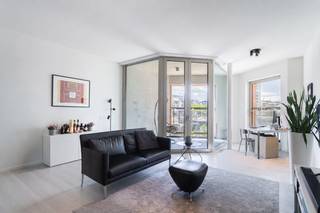 <p>Op het Eilandje, op één van de meest idyllische locaties van Antwerpen met een prachtig zicht over de water met de Londenbrug, bevindt zich dit gezellig en zeer smaakvol afgewerkt appartement van ca 108 m² in de 'New York Residence'. Vanop de New Yorkkaai kan u ongestoord genieten van de bootjes die de jachthaven binnenvaren. Bovendien is een goede bereikbaarheid gegarandeerd door de nabijheid van tal van invalswegen. De wandelboulevard zorgt voor een gezellige sfeer.</p>
<p>De inkomhal leidt naar een ruime leefruimte waar wonen en genieten samenvloeien. Het aansluitende overdekte terras van ca 7 m² aan de voorzijde is een verlengstuk van de leefruimte en vormt de ideale plek om van het frontaal zich op het water te genieten. De doorzon leefruimte geniet langs twee kanten van een mooie lichtinval. Aan de achterzijde bevindt zich de open, moderne keuken welke volledig is uitgerust met oven, inductievuur, koelkast met vriesvak en vaatwasser. Van hieruit heeft u toegang tot het tweede terras van ca 19 m² welke uitkijkt op de groene binnentuin van de residentie.</p>
<p>De hoofdslaapkamer is mooi ruim en biedt voldoende plaats voor een grote dressingkast. De tweede slaapkamer is ideaal te gebruiken als kinderkamer of bureau. Ze kunnen gebruikmaken van de badkamer met ruime inloopdouche en dubbele lavabo.</p>
<p>Apart gastentoilet en berging met aansluiting voor wasmachine en droogkast.</p>
<p>De grote troef van dit appartement is ongetwijfeld het fantastische gemeenschappelijke dakterras waar u de hele dag door kan genieten van de zon en het uitzicht.</p>
<p>Deze ligging op het Eilandje combineert het beste van twee werelden: de rust en ruimte van het water, gecombineerd met de nabijheid van gezellige cafeetjes, restaurants en het bruisende centrum van Antwerpen.</p>
<p>Praktische gemeenschappelijke fietsenstalling.</p>
<p>Mogelijkheid tot aankoop van ondergrondse autostaanplaats aan 40.000 Euro, excl. registratiebelasting.</p>