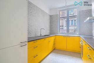 <p><span>Tel : 0456 87 27 16 / E-mail : </span><span>juliana.t@weinvest.be</span></p>
<p><span>We Invest est fier de vous proposer ce spacieux appartement 2 chambres de ± 98 m², en très bon état, idéalement situé à Forest, à deux pas du Wiels et à proximité immédiate de toutes les commodités.</span></p>
<p><span>Ce bien offre un séjour particulièrement spacieux de ± 37 m², accompagné d’une cuisine équipée et fonctionnelle. Il dispose également de deux chambres confortables, chacune avec dressing intégré, garantissant un espace de vie pratique et agréable. L’appartement bénéficie en outre de deux balcons.</span></p>
<p><span>Ayant fait l’objet de rénovations dans le passé, l’appartement est aujourd’hui bien entretenu et propose un cadre de vie confortable.</span></p>
<p><span>La rue de Belgrade, axe central du quartier, permet un accès rapide à la Gare du Midi ainsi qu’à de nombreux transports en commun. Le quartier propose une belle diversité de commerces de proximité, restaurants et facilités, dans un environnement en pleine évolution et de plus en plus recherché.<br /><br /></span><span>Charges : 75 €/mois (comprenant l’entretien des communs)</span><br /><span>Type de bail : 3 ans</span><br /><span>PEB : D</span><br /><span>Libre immédiatement</span></p>
<p><span>À visiter sans tarder !</span><br /><span>Pour plus de biens en exclusivité, visitez </span><span>www.weinvest.be</span></p>