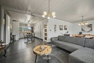 In het centrum van Stekene bevindt zich deze gerenoveerde kangoeroewoning met 4 slaapkamers, garage en gezellige tuin. Dankzij de doordachte...