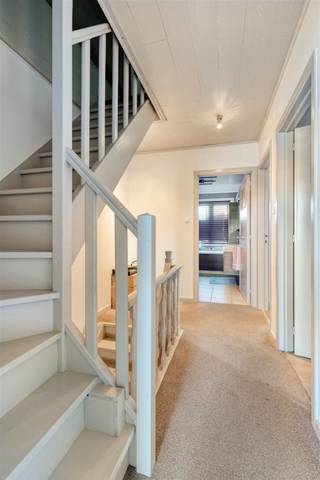 <p><span> </span></p><p><span>2 slaapkamer appartement in centrum Oudenaarde.</span></p><p><span> </span></p><p><span>INDELING</span></p><p><span> </span></p><p><span>Het appartement, gelegen op de eerste verdieping, bestaat uit een keuken, een ruime badkamer met bad en douche, een leefruimte en 2 slaapkamers.</span></p><p><span> </span></p><p><span>LIGGING</span></p><p><span> </span></p><p><span> </span></p><p><span>Gelegen in het centrum van Oudenaarde aan het station.</span></p><p><span> </span></p><p><span>TECHNISCH</span></p><p><span>>Centrale verwarming op gas</span></p><p><span>>Conforme elektrische keuring</span></p><p><span> </span></p><p><span>PRAKTISCH</span></p><p><span> </span></p><p><span>Voor meer info en/of het maken van een afspraak bel Eefje van Immo D'hondt 0498 88 88 89</span></p>