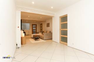 Halfopen woning met 4 slaapkamers en tuin in Opwijk!Deze instapklare halfopen woning is gelegen in het centrum van Opwijk, op een topligging vlak bij...