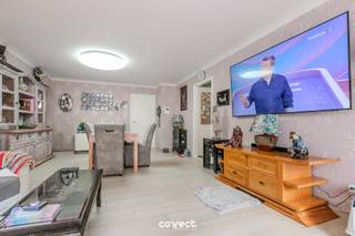 Goed onderhouden appartement met 2 slaapkamers op centrale ligging.STARTPRIJS: Elk bod boven deze startprijs, wordt voorgelegd aan de eigenaars, die al dan niet kunnen in gaan op dit aanbod.Gelegen op een ideale ligging, dichtbij het ziekenhuis, winkels, scholen en openbaar vervoer vinden we dit instapklaar appartement die als volgt is ingedeeld:De inkomhal met plaats voor een vestiaire, apart gastentoilet, badkamer met ligbad/douche en lavabomeubeltje.Twee volwaardige slaapkamers ( met terrasje ), ruime leefruimte en aparte geïnstalleerde keuken met terras.Handige berging bij de keuken met aansluiting voor de wasmachine/ droogkast.Dankzij de interessante ligging, alle faciliteiten zijn op wandelafstand, maar toch nog rustig en het feit dat het appartement instapklaar en zeer net is onderhouden zorgt dit voor een buitenkans, ook als vastgoedbelegging!Gunstig EPC!📞 Contacteer Regine voor een bezoek: 0493 112 050 – regine@correctvastgoed.be👉 Online schattingstool: https://www.correctvastgoed.be/schatting