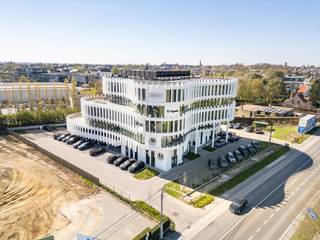 Kantoorruimte in Office One, de eye-catcher te Tielt op de invalsweg vanuit Aalter. <br />Een opvallend sprekende architectuur en uitstekende visibiliteit, het kantoorcomplex Office One vinkt ze allebei af.<br /><br />Unit 4.1 wordt te koop aangeboden en biedt een fenomenaal uitzicht over de Rijkegemkouter. De ruimte heeft een oppervlakte van 234,3 m², gelegen op de vierde verdieping waar momenteel unit 4.4 van verhuurd en volledig ingericht is, de overige drie delen zijn nog volledig open en kunnen afgewerkt worden naar wens en kunnen bijgevolg ook afzonderlijk verhuurd of zelf ingenomen worden.<br /><br />De vlotte verbinding naar nabije autostrades en zijn ligging in het midden van de driehoek Gent- Brugge- Kortrijk zijn een van de vele troeven.<br />Ook aan parkeergelegenheden is er geen gebrek, unit 4.1 komt met drie autostaanplaatsen voor jou en je werknemers. <br /><br />Indeling van de ruimte:<br />De vierde verdieping is zowel bereikbaar met de lift als met de trap, open en in te richten oppervlakte, sanitair gedeelte, kitchenette. <br /><br />Troeven:<br /><br />Uitstekende ligging,<br />Schitterende vergezichten,<br />TOP-locatie,<br />Parkeergelegenheid.<br /><br />Ben jij op zoek naar een lagentermijn investering, of ben je klaar om je onderneming naar een hoger niveau te tillen met mogelijkheid tot uitbreiden? Maak dan nu kennis met dit iconisch gebouw en plan je bezoek.