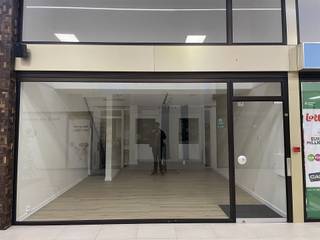 Ruim handelspand van 76 m² te huur in het centrum van Genk. Dit pand heeft in het verleden dienst gedaan als kledingzaak. Het pand is verdeeld in 2 niveaus. De winkel beschikt over een zeer grote etalage waardoor er veel lichtinval aanwezig is. Het is gelegen in Shopping 3.Heeft u interesse in een bezoek? Contacteer ons op 011/29 12 12 voor een afspraak!