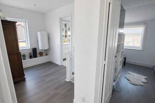 Deze woning combineert rust, ruimte en een sterke ligging met de vrijheid om het gelijkvloers verder naar eigen smaak af te werken. Een...