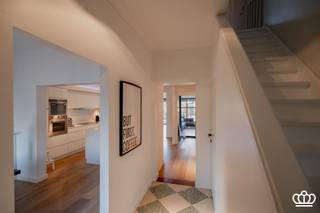 <p><span><span>Stijlvolle en volledig gerenoveerde woning, centraal gelegen nabij het centrum van Kapellen, met o.a. een lichtrijke leefruimte, moderne open keuken, 4 slaapkamers, ingerichte badkamer, wasplaats en kelder, op een zuidwest-georiënteerd perceel van ca. 350 m².</span></span></p><p><span><span> </span></span></p><p><span><span>INDELING</span></span></p><p><span><span> </span></span></p><p><span><strong>Gelijkvloers</strong></span></p><p><span><span>Via de inkomhal op authentieke trendy tegelvloer, bereikt u het gastentoilet met handenwasser en de ingebouwde vestiairekasten. De hal geeft toegang tot de lichtrijke leefruimte op parketvloer, ingedeeld in een gezellige zithoek met zicht op het verhoogde terras en de tuin, een eethoek, een bureauhoek en een moderne open keuken.</span></span><br /><span><span>De keuken met kookeiland is uitgerust met hoogwaardige toestellen: inductiekookplaat met dampkap, vaatwasser, dubbele spoelbak, koelkast, diepvriezer, oven en microgolf.</span></span></p><p><span><span> </span></span></p><p><span><strong>Eerste</strong><i><strong> </strong></i><strong>verdieping</strong></span></p><p><span><span>Een witte houten trap leidt naar de eerste verdieping, eveneens op parketvloer. Hier bevindt zich de badkamer op tegelvloer, voorzien van een toilet, ligbad met douchescherm en dubbele wastafel. Verder is er een ruime slaapkamer op parketvloer die momenteel als dressing wordt gebruikt, en een tweede slaapkamer. De wasplaats met lavabo en voorzieningen voor wasmachine en droogkast bevindt zich eveneens op deze verdieping.</span></span></p><p><span><span> </span></span></p><p><span><strong>Tweede verdieping</strong></span></p><p><span><span>Via een vaste witte houten trap bereikt u de tweede verdieping, waar zich nog twee slaapkamers op parketvloer bevinden, waaronder een ruime masterbedroom (ca. 26 m²) met plaats voor een dressing. Verder is er een aparte bergruimte met de recente CV-ketel op aardgas.</span></span></p><p><span><span> </span></span></p><p><span><strong>Kelder</strong></span></p><p><span><span>Onder de woning bevindt zich zowel een kelder als een kruipruimte .</span></span></p><p><span><span> </span></span></p><p><span><strong>Tuin</strong></span></p><p><span><span>De woning beschikt over een zuidwest-georiënteerde tuin op ca. 350 m². Vooraan is er een voortuin; achteraan een open verhoogd terras en een mooi aangelegde, volledig omheinde tuin.</span></span></p><p><span><span> </span></span></p><p><span><strong>Bijzonderheden</strong></span></p><p><span><span>- Centrale ligging nabij het centrum van Kapellen, winkels, horeca, scholen en openbaar vervoer</span></span></p><p><span><span>- Volledig gestript en gerenoveerd in 2013 met duurzame en kwalitatieve materialen</span></span></p><p><span><span>- Verdere vernieuwingen in ca. 2022-2023: dak, ramen, badkamer, CV-ketel, gedeeltelijke isolatie van spouwmuren,...</span></span></p><p><span><span>- Elektriciteit conform</span></span></p><p><span><span>- Asbestveilig/vrij</span></span></p><p><span><span>- Bijna overal voorzien van vliegenramen</span></span></p><p><span><span>- Zonnige zuidwest-georiënteerde en mooi aangelegde tuin</span></span></p><p><span><span> </span></span></p>