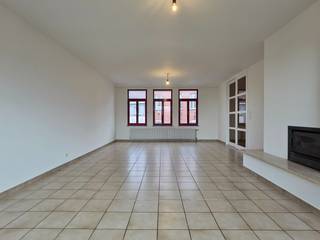 Grote eigendom op 970 m² in het centrum van Bavikhove, ideaal voor een combinatie van werken en wonen.Het grote handelsgelijkvloers van 125 m² met...