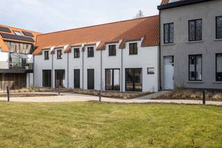 Deze energiezuinige nieuwbouwwoning is gelegen in project Hoezebeekhoeve en bestaat uit een grote en lichtrijke leefruimte met open keuken, berging, toilet, 3 slaapkamers en een badkamer met douche, dubbele wastafel en ligbad. Buiten is er een privéterras van 11m2 voorzien. Mogelijkheid tot aankoop van een overdekte staanplaats. Deze woning voldoet aan de laatste nieuwe normen mbt energie en ventilatie. Buiten is er een prachtig aangelegde gemeenschappelijke tuin van 700 m2. Dit is een pand voor de meerwaardezoeker!