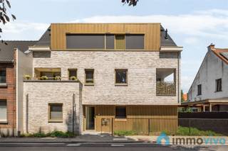 Algemeen:Op een centrale locatie te Hove vinden we dit quasi nieuwbouw appartement met 2 slaapkamers en terras.Het appartement is gelegen op de...