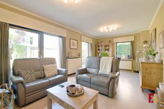 Dit instapklaar appartement bevindt zich in een kleinschalige residentie in de rustige koekoeklaan, vlak achter het UZ Gent. Een ideale woonst voor wie waarde hecht aan comfort, rust en een vlotte bereikbaarheid.<br /><br /><strong>Indeling:</strong><br />Het appartement beschikt over een ruime en lichtrijke leefruimte met een aangenaam zicht op de privatieve tuin. De aparte keuken is praktisch ingericht en biedt voldoende opbergruimte. Verder zijn er twee volwaardige slaapkamers, een verzorgde badkamer, een apart toilet en een handige berging.<br /><br />De privatieve tuin vormt een absolute meerwaarde en biedt de ideale plek om in alle rust van het buitenleven te genieten. Daarnaast beschikt het appartement over een afgesloten garage, inbegrepen in de huurprijs.<br /><br /><strong>Troeven:</strong>
<ul>
	<li>Gelijkvloers appartement met privatieve tuin</li>
	<li>Garage inbegrepen in de huurprijs</li>
	<li>EPC-label B: energiezuinig wonen</li>
	<li>Twee volwaardige slaapkamers</li>
	<li>Aparte keuken en apart toilet</li>
	<li>Ruime en lichtrijke leefruimte</li>
	<li>Rustige ligging vlak bij het UZ Gent</li>
	<li>Vlotte verbinding met het openbaar vervoer en de belangrijkste invalswegen</li>
	<li>Verwarming en water inbegrepen in de provisie</li>
</ul>
Dit appartement is bijzonder geschikt voor wie comfortabel gelijkvloers wil wonen en wil genieten van een eigen tuin. Er wordt van de huurder verwacht dat hij of zij het onderhoud van de privatieve tuin én de voortuin voor zijn rekening neemt.<br /><br /><strong>Interesse?</strong><br />Neem gerust contact met ons op voor een bezoek en ontdek zelf de rust, het comfort en de uitstekende ligging van dit appartement.<br /><br />Beschikbaar: 01/10/2026<br />Provisie: €175,-/mnd (inclusief verwarming en water)