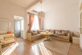 <p>Op zoek naar een gezellig en instapklaar appartement op een aantrekkelijke locatie? Ontdek dit gerenoveerde appartement op de eerste verdieping van een kleinschalig gebouw in het geliefde Oud-Berchem.</p><p>Het appartement heeft een bewoonbare oppervlakte van 55 m² en beschikt over twee slaapkamers, waarvan één doorloopkamer. Deze indeling biedt verschillende mogelijkheden, bijvoorbeeld voor een slaapkamer met aansluitende dressing of een gezellige werkruimte.</p><p><strong><u>Troeven van het appartement:</u></strong><br />Gerenoveerd en instapklaar<br />Gelegen op de eerste verdieping<br />Terras<br />55 m² bewoonbare oppervlakte<br />Twee slaapkamers, waarvan één doorloopkamer<br />Kleinschalig gebouw<br />Geen extra gemeenschappelijke kosten<br />Gelegen in het charmante Oud-Berchem<br />Centrale ligging nabij winkels, horeca en openbaar vervoer<br />Een ideale woonplek voor een alleenstaande of koppel dat op zoek is naar een gezellig appartement met een praktische indeling en een uitstekende ligging.</p><p>Interesse? Neem contact op voor meer informatie of een bezoek ter plaatse: <strong>info@markasa.be</strong> of <strong>03/827.72.92</strong></p>