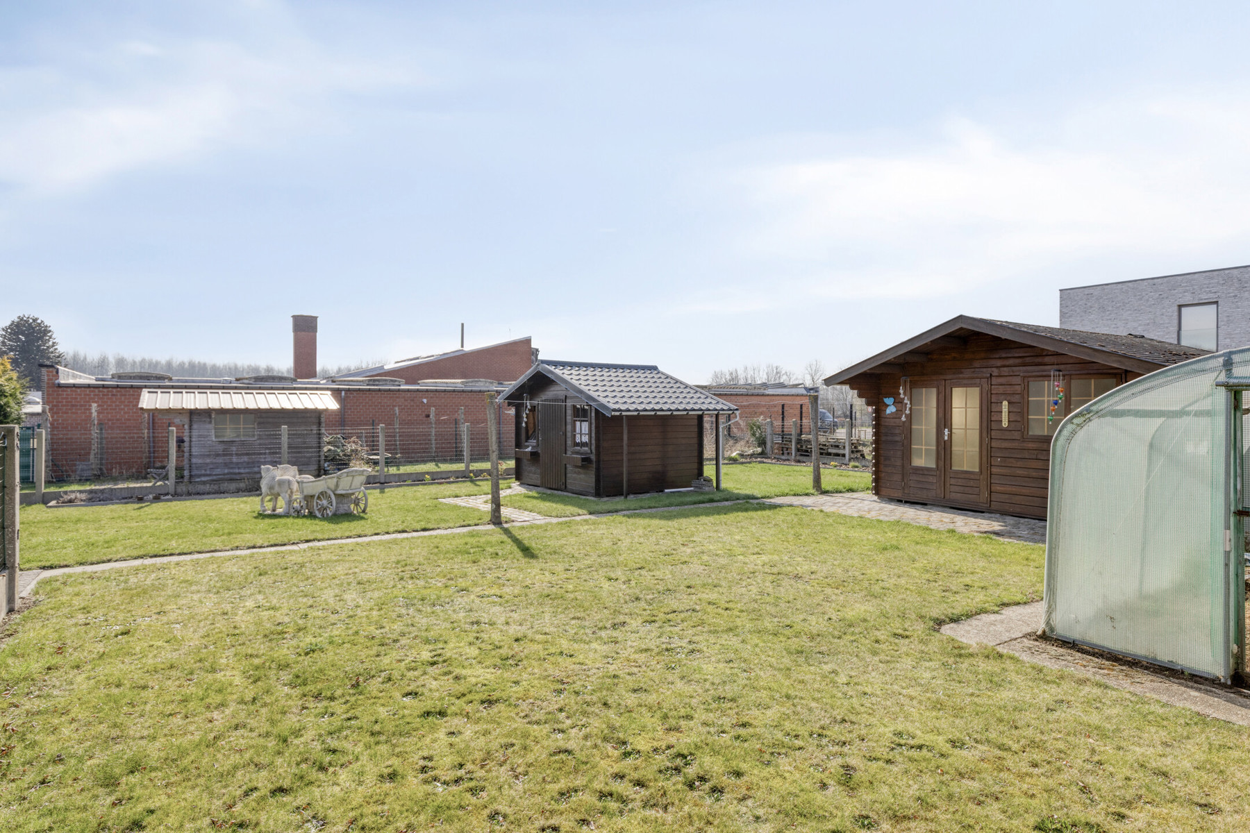 Te moderniseren ruime en solide 3-gevelwoning met grote tuin - foto 3