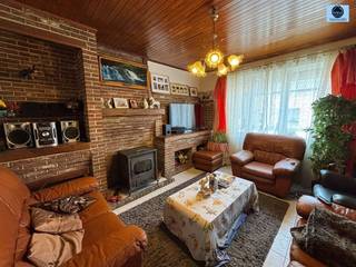 <p><span>WONING MET 5 SLAAPKAMERS EN STADSTUINTJE.</span></p><p><span>Richtprijs : 199.000 euro</span></p><p><span>Toffe woning voor jonge mensen.</span></p><p><span>Op de benedenverdieping : inkomhal, living, eetkamer en berging.</span></p><p><span>Op de 1ste verdieping zijn er 2 slaapkamers en de badkamer.</span></p><p><span>Op de 2de verdieping bevinden er zich nog 3 kamers.</span></p><p><span>Achteraan de woning is er een tuintje dewelke ook toegankelijk is via een toegang achteraan de tuin.</span></p><p><span>EPC : E.</span></p><p><span>Electriciteit conform AREI.</span></p><p><span>Stedenbouwkundig uittreksel/inlichtingen in aanvraag!</span></p><p><span>Voor meer info of bezoek bel 0475/51.40.73 of e-mail naar louis@svena.be.</span></p><p><span> </span></p><p><span>Deze gegevens zijn louter informatief en wij kunnen niet aansprakelijk gesteld worden voor eventuele onjuistheden.</span></p><p><span>De bewoonbare oppervlakte is slechts indicatief.</span></p>