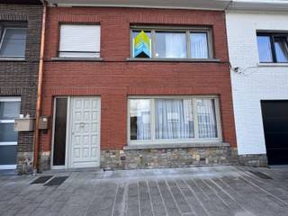 Woning te huur in Geraardsbergen<br /><br />Ben je op zoek naar een instapklare woning met ruimte? Dan is deze prachtige gezinswoning precies wat je zoekt!<br /><br />Deze recent geschilderde woning beschikt over:<br /><br />2 ruime slaapkamers, Bureau ruimte, grote opbergzolder, volledig uitgeruste keuken, mooie leefruimte met veel lichtinval en een aangenaam terras.<br /><br />Gelegen dichtbij winkels, scholen, openbaar vervoer en op vlotte afstand van het centrum en belangrijke invalswegen.<br /><br />Extra troeven: Energiezuinig, volledig geschilderd en instapklaar, veel opbergruimte, Inclusief Garage<br /><br />Interesse? Neem vandaag nog contact op voor een bezoek op 0492/82.50.00: Jerko<br />Mail Naar Jerko@cornelis-goeman.be