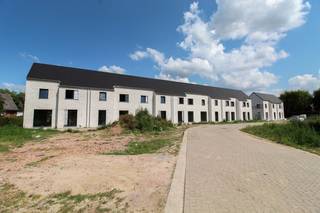 Dichtbij het centrum van Lokeren, ter hoogte van de Vondelstraat, wordt een nieuwe, kindvriendelijke woonbuurt gerealiseerd. Deze gesloten en halfopen nieuwbouwwoningen combineren een groene, rustige woonomgeving met alle stadse gemakken zoals openbaar vervoer, winkels en scholen in de directe omgeving.<br />De woningen worden traditioneel gebouwd met hoogwaardige materialen en energiezuinige technieken, met optimaal wooncomfort als resultaat.<br /><br /><strong>Elke woning beschikt over:</strong>
<ul>
<li>Een lichtrijke leefruimte met open keuken;</li>
<li>3 ruime slaapkamers;</li>
<li>Badkamer met bad en douche;</li>
<li>Ruime bergruimte/wasplaats;</li>
<li>Praktische zolderruimte.</li>
</ul>
<strong>De woning bevindt zich momenteel in de laatste fase van afwerking en is binnenkort volledig woonklaar.</strong> Geen lange wachttijden of bouwzorgen: je koopt een nieuwe, energiezuinige woning die op korte termijn klaar is om haar eerste bewoners te verwelkomen. Dankzij de uitstekende ligging en duurzame visie is deze woning zowel geschikt als vaste woonplaats als interessante investering. Voor investeerders zoeken we bovendien gratis de eerste huurder, wat zorgt voor extra zekerheid en gemak.<br /><br />De ligging scoort een Mobiscore van 8,2/10. Scholen, winkels, openbaar vervoer en het stadscentrum bevinden zich op wandel- of fietsafstand. Ook het op- en afrittencomplex van de E17 en natuurgebied De Hagemeersen liggen vlakbij. Ontdek deze bijna woonklare woning in Lokeren en contacteer ons vrijblijvend voor meer informatie of een bezoek.