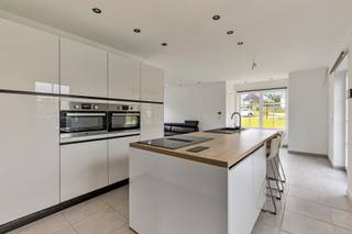 TE KOOP RONSEDeze prachtige nieuwbouwwoning is gelegen nabij het centrum van Ronse.Deze is een perfecte combinatie van elegantie, comfort met moderne...
