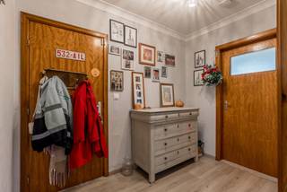 <strong>KIJKDAG - Kom zaterdag 26 september vrijblijvend langs tussen 10u en 11u30u, geen afspraak nodig.<br /><br />Centraal gelegen appartement in het centrum</strong><br /><br />Bent u op zoek naar een appartement op een toplocatie? Dit lichtrijk appartement aan het Solveld ligt midden in het centrum — alles binnen handbereik. Dankzij de open indeling en de grote lichtinval voelt u zich hier meteen thuis.<br /><br />Bij het betreden van het appartement komt u binnen in een inkomhal. Vanuit hier heeft u toegang tot de twee slaapkamers, de badkamer en de ruime leefruimte. De badkamer is voorzien van een douche, toilet en wastafel.<br /><br />De living, eetruimte en volledig geïnstalleerde keuken vormen één mooi geheel — open, luchtig en gevuld met natuurlijk licht. Een aangename plek om te ontspannen of gezellig samen te eten.<br /><br />Eén van de slaapkamers heeft rechtstreeks toegang tot een terras — ideaal om 's ochtends rustig te genieten van een kop koffie. Verder beschikt het appartement over een handige berging voor extra opbergruimte.<br /><br />De centrale ligging aan het Solveld is een absolute troef: winkels, horeca en openbaar vervoer zijn allemaal op wandelafstand. Dit appartement combineert wooncomfort met de levendigheid van het centrum — een kans die u niet wil missen.