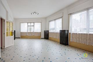 Deze commerciële ruimte heeft een functionele en flexibele indeling, perfect geschikt voor tal van professionele activiteiten. De hoofdruimte, met...