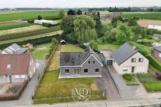 Deze ruime (net geen 200m²) opgefriste woning verwelkomt u met een inkomhal, een ruime en lichtrijke leefruimte, een afzonderlijke keuken, een badkamer, een apart toilet en een slaapkamer op het gelijkvloers. <br />Op de verdieping bevinden zich nog drie volwaardige slaapkamers.<br /><br />Verder beschikt de woning over een handige wasplaats, een riante kelder en een inpandige garage. <br />De praktisch te onderhouden tuin vormt een aangename buitenruimte, en is bijkomend voorzien van een tuinberging. <br /><br />Met enkele gerichte energetische aanpassingen kunt u deze woning omvormen tot de ideale gezinswoning.