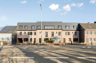 <p>Ontdek dit hoogwaardig afgewerkt nieuwbouwappartement in residentie Klaverhof, rustig gelegen nabij het centrum van Vosselaar en met vlotte verbindingen naar omliggende gemeenten.</p><p>Het appartement heeft een bewoonbare oppervlakte van 99,59 m² en beschikt over een ruim terras van 32,17 m².</p><p>Bij het betreden van het appartement komt u in een ruime inkomhal met apart toilet. Van hieruit bereikt u de lichtrijke leefruimte, waar grote raampartijen zorgen voor een aangenaam zicht op de tuin en het terras. De open keuken sluit naadloos aan op de leefruimte en is volledig uitgerust met kwalitatieve toestellen, waaronder een inductiekookplaat, dampkap, vaatwasser, ingebouwde koelkast, combi-oven en lavabo. Verder beschikt de keuken over een aparte berging met aansluiting voor was- en droogmachine. Het appartement beschikt over twee slaapkamers en een stijlvolle badkamer voorzien van inloopdouche, ligbad en wasmeubel.</p><p>Mogelijkheid tot aankoop aan 6% btw-regeling (onder voorwaarden).</p><p>Extra:<br />- Energiezuinige nieuwbouw (E-peil < 40)<br />- Ventilatiesysteem D<br />- Vloerverwarming<br />- Aankoop van autostaanplaats en kelderberging verplicht!<br />- Prijs exclusief notariskosten en BTW! <br />- Perceelscore A, gebouwscore A, woongebied, bijzondere informatie in aanvraag. <br />- Niet opgenomen in maatregelenregister</p><p>Dit appartement is momenteel verhuurd, wat het bijzonder interessant maakt voor investeerders.</p><p>Voor meer info ga naar www.coenenvastgoed.be of bel 03/375.82.92</p>