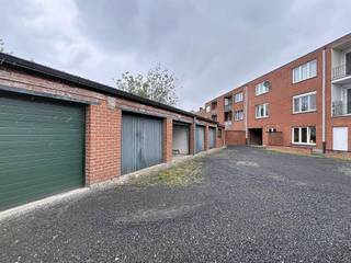 Garage te koop op centrale ligging in Roeselare Op zoek naar een veilige en centraal gelegen garage in Roeselare?Deze garage in de Mandellaan bevindt...