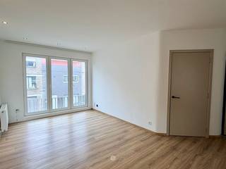 <p><span>GENT - </span><span>Bent u op zoek naar een gerenoveerd appartement in Gent? </span></p><p><span>Dan is dit appartement misschien iets voor u. </span></p><p><span> </span></p><p><span>De belangrijkste troeven in een notendop:</span></p><ul><li><span>Bevindt zich op de eerste verdieping</span></li><li><span>Open keuken centraal in het appartement</span></li><li><span>Vlotte verbinding naar centrum Gent</span></li><li><span>Voldoende parkeergelegenheid op straat </span></li></ul><p><span> </span></p><p><span>Zo ziet het appartement er uit: </span><span><br />U komt binnen in de leefruimte, die open aansluit op de eetruimte en keuken. Achter de keuken bevindt zich een veranda met plaats voor een wasmachine en toegang tot het terras. </span></p><p><span>Verder zijn er nog één slaapkamer, een extra kamer die naar wens kan worden ingericht, en een badkamer met vloerverwarming.</span></p><p><span> </span></p><p><span>Belangrijk: </span></p><p><span>EPC: 112 kWh/(m² jaar) </span></p><p><span>Huurprijs: 895 euro/maand + 90 euro/maand algemene kosten <br />Beschikbaar vanaf: 15/05/2026</span></p><p><span> </span></p><p><span>Voor een bezoek ter plaatse, vul uw huurdersprofiel in via onze website.</span></p>