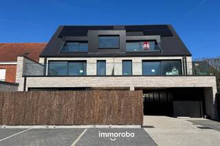 Centraal gelegen, ruim appartement met zuidgericht terras op de benedenverdieping. <br />Indeling: inkom met toilet, lichtrijke leefruimte met open, geïnstalleerde keuken, badkamer en drie slaapkamers. Er is een ruime berging en een mooi terras met overdekt gedeelte.<br /><br /><br />Appartement is voorzien van vloerverwarming met warmtepomp en zonnepanelen. Alu-schrijnwerk met superisolerende beglazing en automatische screens aan de zonnekant, rolluiken vooraan in de slaapkamers. E-peil<20 (verminderde OV).<br />Prachtig appartement op een zeer bereikbare ligging: E17 op 5 min, station op 750m, busknooppunt, scholen en winkels om te hoek.<br /><br />Voor meer info: kristoff@immoroba.be. Private autostaanplaats en eigen berging aan te kopen (20.000€).<br />Oplevering voorzien mei 2026! Aankoop 6% mogelijk!
