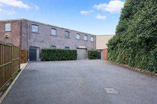 <p>Op een strategische locatie in <strong>Gentbrugge</strong>, langs de <strong>Wazenaarstraat</strong>, bieden wij deze <strong>functionele loods / magazijn met bovenliggende kantoren</strong> te huur aan. Het pand is ideaal voor bedrijven die op zoek zijn naar een <strong>praktische combinatie van opslag, werkruimte en administratieve functies</strong>.</p>
<p><strong>LIGGING<br /></strong>Het pand is gelegen in een vlot bereikbare en commerciële omgeving met een uitstekende aansluiting op de belangrijkste invalswegen rond Gent (R4, E17, E40). De ligging garandeert een snelle verbinding naar het stadscentrum van Gent en naar de omliggende bedrijvige regio’s wat zorgt voor een efficiënte logistieke flow.<br /><br /><strong>INDELING<br /></strong>De loods / het <strong>magazijn</strong> beschikt over ruime opslag- of werkruimte, aangevuld met <strong>kantoren op de verdieping</strong>. Deze bieden een comfortabele en professionele werkomgeving. De kantoren zijn voorzien van hoogrendementsbeglazing, muur- en dakisolatie en verwarming via een lucht/lucht warmtepomp.</p>
<p>Het gebouw is verder uitgerust met sanitaire voorzieningen (toiletten en douches) en een ruime keuken. De sectionale poort vooraan het magazijn zorgt voor een vlotte toegang.<br /><br /><strong>BIJKOMENDE INFO:</strong><br /><span>Huurprijs: € 3.500/maand</span><br /><span>Beschikbaar op 1/2/2026<br /><br />Voor meer info en/of bezoek bel Stéphanie Eeckhout 0472 13 28 79</span></p>