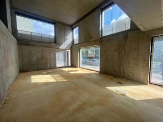 <p><span>Te koop: casco kantoorruimte van 131,8 m², gelegen aan de Rue Eunice Nancy Osayande 1, op de hoek met de Willebroekkaai.</span></p>
<p><span>Het pand is verdeeld over twee verdiepingen: 59,8 m² op het gelijkvloers en 72 m² op de eerste verdieping. De plafondhoogte bedraagt respectievelijk 2,77 m en 2,68 m. Dankzij de indeling kan de ruimte volledig worden ingericht volgens de behoeften van de koper, bijvoorbeeld met een onthaalruimte, kantoren, vergaderzaal of andere professionele voorzieningen.</span></p>
<p><span>De omgeving rond de Willebroekkaai is volop in ontwikkeling, met verschillende nieuwe residentiële en professionele projecten. De ligging biedt bovendien een vlotte verbinding met de belangrijkste verkeersassen en de voorzieningen van het centrum van Antwerpen.</span></p>
<p><span>De vraagprijs bedraagt €330.000, inclusief een motorstaanplaats. Een extra autostaanplaats is optioneel beschikbaar voor €30.000.</span></p>
<p><span>Een interessante opportuniteit voor een onderneming, zelfstandige of investeerder die op zoek is naar een veelzijdige kantoorruimte die volledig naar eigen wens kan worden ingericht.</span></p>