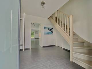 <strong>PLAN UW BEZOEK VIA ONZE WEBSITE: WWW.IMMOBOSS.BE</strong><br /><br />De bijna energie neutrale woning (EPC 30 - zonnepanelen aanwezig - warmtepomp) is gelegen in een gezellige en zeer rustige buurt (doodlopende straat) te Merelbeke.<br />Deze nieuwbouw bestaat op het gelijkvloers uit een inkom met apart toilet, zeer ruime berging bereikbaar vanuit de inkomhal met garagepoort,  een lichtrijke leef- en woonruimte met open geïnstalleerde keuken. Vanuit de leefruimte heeft met toegang tot het terras en de tuin met tuinhuis.<br /><br />Op de eerste en tweede verdieping bevinden zich in totaal 4 slaapkamers en een moderne badkamer met inloopdouche, lavabomeubel en toilet.<br /><br />Huurprijs: 1.450 euro/maand<br /><br />Beschikbaarheid: 15/09/2026<br /><br />EPC: 30 kWh/m².<br /><br /><strong>PLAN UW BEZOEK VIA ONZE WEBSITE: WWW.IMMOBOSS.BE</strong>