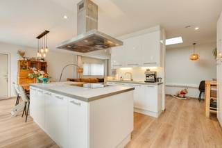 Deze mooi gerenoveerde halfopen bebouwing in de Gustaaf Van Heckelaan biedt een combinatie van ruimte, licht en modern wooncomfort op een rustige, maar vlot bereikbare locatie nabij Gent.Binnenin geniet je van een lichtrijke open leefruimte met grote raampartijen en vloerverwarming, een ruime moderne keuken, 3 volwaardige slaapkamers, een extra bureau/slaapkamer, 2 badkamers en 1 aparte toilet.De woning is instapklaar, praktisch ingedeeld en ideaal voor gezinnen.Daarnaast beschikt de woning over een aangebouwde garage van maar liefst 40 m², perfect als opslag, hobbyruimte of atelier. Achteraan ontdek je de absolute troef van deze woning: een prachtige, groene en perfect onderhouden tuin met een unieke serre. Een heerlijke plek om te ontspannen, te tuinieren of te genieten van rust.Instelprijs - bezoekdag zaterdag 20 juni - plan je bezoek in op de via www.dewaele.comDe algemene voorwaarden van Dewaele DIY kunt u steeds raadplegen via dewaele.com.Bestuursmaatregelen in het maatregelenregister: in aanvraag
