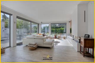 <strong>Achter deze gevel schuilt een verrassend ruime woning met lichtrijke leefruimtes. Deze gezinswoning is gelegen op een perceel van ca. 6a36ca en beschikt over maar liefst 5 kamers, een terras, zeer aangename tuin met bijgebouw én meerdere privatieve parkeerplaatsen, bereikbaar via de achterliggende Lombeekweg</strong>.<br /><br />De benedenverdieping werd volledig gerenoveerd in 2013.<br /><br />De bovenverdieping kan nog deels opgefrist worden, terwijl de zolderverdieping – bereikbaar via een vaste trap – verder afgewerkt kan worden tot extra kamers, hobbyruimte of bureau.<br />Een ideale opportuniteit voor wie ruimte zoekt en de woning graag verder naar eigen smaak afwerkt, op een zeer centrale ligging in Ternat, op wandelafstand van het treinstation, winkels (o.a. Delhaize en Lidl) en scholen.<br /><br />Indeling:<br />- Gelijkvloers: inkomhal met WC en wasplaats, lichtrijke woonkamer met schuifraam naar het terras en de tuin, een volledig uitgeruste keuken en een berging met toegang tot de tuin;<br />- Eerste verdieping: nachthal, 3 slaapkamers, bureau en badkamer met WC;<br />- zolder: 2 ruime zolderkamers van +/-32m² en +/- 26m²;<br />- bijgebouw van +/- 21m² in de tuin.<br /><br />Centrale verwarming op gas.<br />EPC: 174kwh/m² - label B (UC: 3837087) <br />Asbestveilige woning.<br />Vrij bij akte.