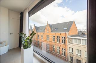 <p><strong>Absolute toplocatie!</strong> Appartement op de bovenste verdieping van een recent nieuwbouw project, gelegen in de <strong>trendy Theaterbuurt </strong>aan het Blauwtorenplein (Vogelenmarkt), op wandelafstand van de beste shopping-straten van Antwerpen, het Stadspark en het gezellige Mechelseplein. In de nabijheid vind je tal van gezellige horeca-zaken. Tevens is er een uitstekende verbinding met de Ring, E19 en het openbaar vervoer<br /><br /><strong>Indeling:</strong><br />inkom, toilet, woonkamer op keramische tegel, open ingerichte keuken (oven, koelkast met vriesvak, vaatwasser, keramische kookplaat met dampkap), wasplaats/berging, slaapkamer met veel lichtinval, badkamer met douche, lavabo en handdoekverwarmer.<br /><br /><strong>Bijzonderheden:</strong><em> </em></p>
<ul>
<li>Ondergrondse autostaanplaats mogelijk aan € 125,-.</li>
<li>Provisie algemene kosten € 110,-.</li>
<li>Unieke fietslift met fietsenbergingen.</li>
<li>CV op gas - individueel verbruik.</li>
<li>Beschikbaar 15/10/2026.</li>
</ul>
<p> </p>