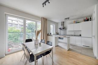 <p><span>APP. AVEC 2 CHAMBRES, TERRASSE, PARKING + CELLIER</span></p><p><span> </span></p><p><span>La résidence Allée Verte est située sur le boulevard Hélihaven au numéro 50. Nous sommes à distance de marche de la gare (Bruxelles-Nord), de plusieurs parcs, de commerces de proximité, de supermarchés, d'écoles, .... En outre, nous nous déplaçons facilement vers le centre ville animé de Bruxelles. </span></p><p><span> </span></p><p><span>En arrivant à la résidence, nous prenons l'ascenseur jusqu'au deuxième étage. Nous entrons dans l'appartement par le hall d'entrée. A côté du hall d'entrée se trouve l'espace de vie. Il se compose d'un coin salon, d'un coin repas et d'une cuisine entièrement équipée. La cuisine est équipée de tous les appareils électroménagers nécessaires. Grâce aux grandes fenêtres et à la présence d'un balcon, elle est agréablement lumineuse. A côté de la cuisine se trouve un débarras/buanderie. Nous passons ensuite au hall d'entrée qui nous donne accès aux toilettes pour invités, à la salle de bains et aux deux chambres à coucher.</span></p><p><span> </span></p><p><span>Avantages : </span></p><p><span>- Situation centrale</span></p><p><span>- Appartement économe en énergie (label B) </span></p><p><span>- Appartement confortable avec terrasse</span></p><p><span>- Possibilité de louer un emplacement de parking + cave privée (loyer : 120,00 euros/mois)</span></p><p><span> </span></p><p><span>En résumé : </span></p><p><span>- Prix de location : 1.170,00 euros/mois</span></p><p><span>- Location du parking + cave : 120,00 euros/mois</span></p><p><span>- Frais généraux, y compris l'avance du chauffage/de l'eau chaude : 200,00 euros/mois</span></p><p><span>- Participation à l'expertise immobilière : 200,00 euro (unique) </span></p><p><span>- Garantie locative : 2.340,00 euro (unique, à payer avant le début du bail)</span></p><p><span> </span></p><p><span>Nous sommes convaincus des atouts de cet appartement situé au centre de la ville ? </span><span>N'hésitez pas à contacter l'un de nos collaborateurs au 033 695 695 ou à l'adresse info@pillar.estate. </span></p><p><span> </span></p><p><span>*Ces informations sont données à titre indicatif. Les surfaces indiquées ne sont qu'indicatives. Pillar ne peut être tenu responsable de l'exactitude des données qui lui sont fournies. </span></p><p><span> </span></p>