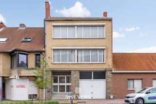 Voor meer info en foto’s, surf naar www.swevers.be – Deze gesloten bebouwing op Paalsesteenweg 9 in het centrum van Beringen biedt een mooie kans voor wie een woning naar eigen smaak wil renoveren. De woning dateert van 1963 en beschikt over een bewoonbare oppervlakte van 166 m², verdeeld over meerdere niveaus. Op het gelijkvloers bevindt zich de inkomhal met trap en een uitzonderlijk ruime inpandige garage van ca. 40 m² met sectionale poort, ideaal voor wagens, opslag of hobbyruimte. Achteraan is er een praktische wasplaats voorzien.<br />De eerste verdieping vormt het leefgedeelte met een lichtrijke woonkamer van 29,57 m² en een aansluitende keuken van 10,35 m² met toegang tot het terras. Verder zijn er op deze verdieping een badkamer en een extra kamer, geschikt als slaapkamer, bureau of hobbyruimte. Op de tweede verdieping bevinden zich drie volwaardige slaapkamers (12,95 m², 14,99 m² en 12,89 m²), gegroepeerd rond de nachthal.<br />Extra bergruimte is aanwezig in de kelder (17,23 m²) en op de zolder (22 m²), die mits aanpassing verder benut kan worden. De woning is uitgerust met vier elektrisch bediende rolluiken. Het perceel van 81 m² biedt ondanks zijn compacte grootte een aangenaam terras. Daarnaast is er aan de achterzijde een uitgang via de Brouwersstraat, wat eventueel kinderen een veilige en vlotte doorgang naar school biedt.<br />De centrale ligging is een grote troef, met winkels, horeca, scholen en openbaar vervoer op wandelafstand. Een woning met solide basis en veel potentieel voor wie een eigen project wil realiseren. Voor meer informatie, bel 011 255 155. Bron bewoonbare oppervlakte: EPC – verslag. Dit pand is onderworpen aan de renovatieverplichting van de Vlaamse overheid voor residentiële gebouwen (behoudens bij sloop binnen 5 jaar na de aankoop). Consulteer voor meer informatie de website van het Vlaams Energie- en Klimaatagentschap via https://www.vlaanderen.be/een-huis-of-appartement-kopen/renovatieverplichting-voor-residentiele-gebouwen.