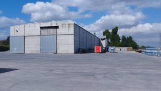 Magazijnruimte van 2.250 m² te huur, op een strategische locatie in Waregem, langs de Emiel Clausstraat 91.De loods heeft een lengte van 90 meter,...