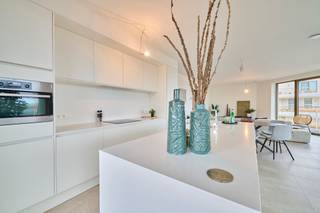 <span><b>Koop aan 6% btw (onder voorwaarden), ook interessant voor investeerders!</b><br /><br />De Bonnefant, wonen in het midden van de stad en toch omgeven door groen. Een iconisch gebouw op een centrale en culturele locatie waar er ruimte is voor luxe, een onvergetelijke woonervaring of zorgeloos wonen in een assistentiewoning. </span><br /><br /><span>Tussen de gebouwen van De Bonnefant is een </span><strong>groene doorsteek</strong><span> gecreëerd die de Demerstraat rechtstreeks verbindt met het begijnhof. Gezellig vertoeven in één van de twee gemeenschappelijke binnentuinen of liever een barbecue met de buren? Bovendien hebben de terrassen geïntegreerde plantenbakken die zijn uitgerust met een automatisch beregeningssysteem. Een extra groene beleving is verzekerd.</span><br /><br /><span>Het bestaande RTT-gebouw is volledig gerenoveerd met het behoud van de Hasseltse authenticiteit en verder uitgebreid met energiezuinige nieuwbouw. Parkeren in het centrum is geen evidentie maar toekomstige bewoners van De Bonnefant kunnen parkeren in de ruime ondergrondse parkeerplaats. Je kan ook je fiets kwijt in de fietsenstalling. </span><br /><br /><strong>APPARTEMENTEN MET WINTERTUIN:<br /></strong><span>De appartementen met wintertuin laten je zomer en winter genieten van de buitenruimte. Het open zicht en de geïntegreerde plantenbakken maken van deze hoekappartementen met 3 gevels een oase van rust. Er zijn telkens 2 slaapkamers en 2 badkamers voorzien.</span><br /><br /><span><span><strong>Wintertuin Appartement A4 APP 05 - Verdiep 4</strong></span><br />- bewoonbare oppervlakte: 138 m²<br />- oppervlakte wintertuinterras: 35 m²<br />- lichtrijke leefruimte met open keuken voorzien van kookeiland<br />- master bedroom met inloopdressing en ensuite-badkamer voorzien van ligbad en inloopdouche<br />- 2de slaapkamer met ensuite-douchekamer<br />- berging<br />- apart gastentoilet<br />- autostaanplaats in de afgesloten parkeerkelder <br /><br />GENIET VAN <strong>6% btw</strong> (onder voorwaarden). Vermelde prijs is exclusief ondergrondse parkeerplaats en exclusief registratie, btw en notariskosten. Alle appartementen werden volledig afgewerkt (inclusief schilderwerken) en zijn instapklaar. Contacteer ons voor een bezoek ter plaatse.<br /><br />Wij ontzorgen je ook voor <strong>de verkoop</strong> van je <strong>huidige woning</strong>! Voor meer uitleg helpen we je graag verder.<br /><br /></span>