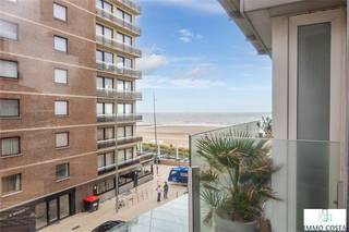 Gezellig appartement met zijdelings zeezicht midden in het winkelcentrum. Indeling : inkomhal, woonkamer, aparte ingerichte keuken, badkamer...