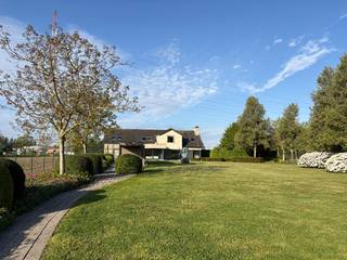 Met een bewoonbare oppervlakte van meer dan 350m² op een domein van 10.217m² geniet je hier werkelijk van een zee van ruimte en zeer veel privacy.We...