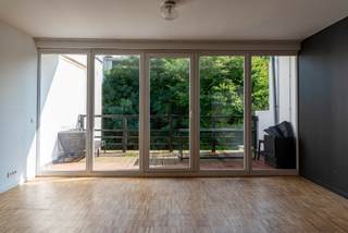 Bent u op zoek naar een gezellig stekje met een beetje karakter? We hebben een parel voor u!<br />Dit authentieke appartement combineert charme met hedendaags comfort. De hoge plafonds en grote ramen zorgen voor een heerlijk ruimtelijk gevoel en laten een overvloed aan natuurlijk licht binnenstromen.<br />De leefruimte geeft uit op een groot terras, de ideale plek om te genieten van een rustige ochtendkoffie of een gezellige zomeravond.<br />De moderne badkamer is stijlvol afgewerkt en voorzien van een inloopdouche. Daarnaast is er een aansluiting voor een wasmachine, wat het dagelijkse comfort compleet maakt.<br />Het appartement bevindt zich in een kleinschalig gebouw zonder lift. <br />De maandelijkse kosten bedragen €50; hierin zijn water en het onderhoud van de gang inbegrepen.