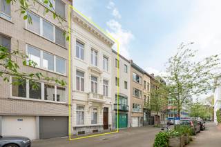 Karaktervol herenhuis, waar authentieke charme en hedendaags wooncomfort harmonieus samenkomen op een bijzondere locatie in het gegeerde...